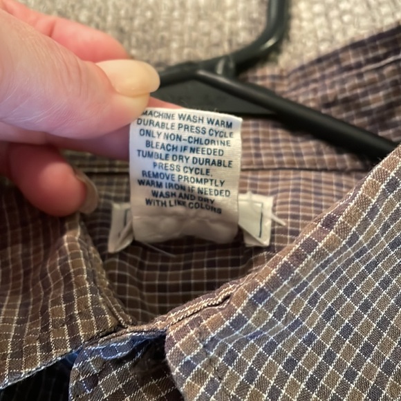 Dockers Menโs Button Down size L in dark plaid - Picture 3 of 9